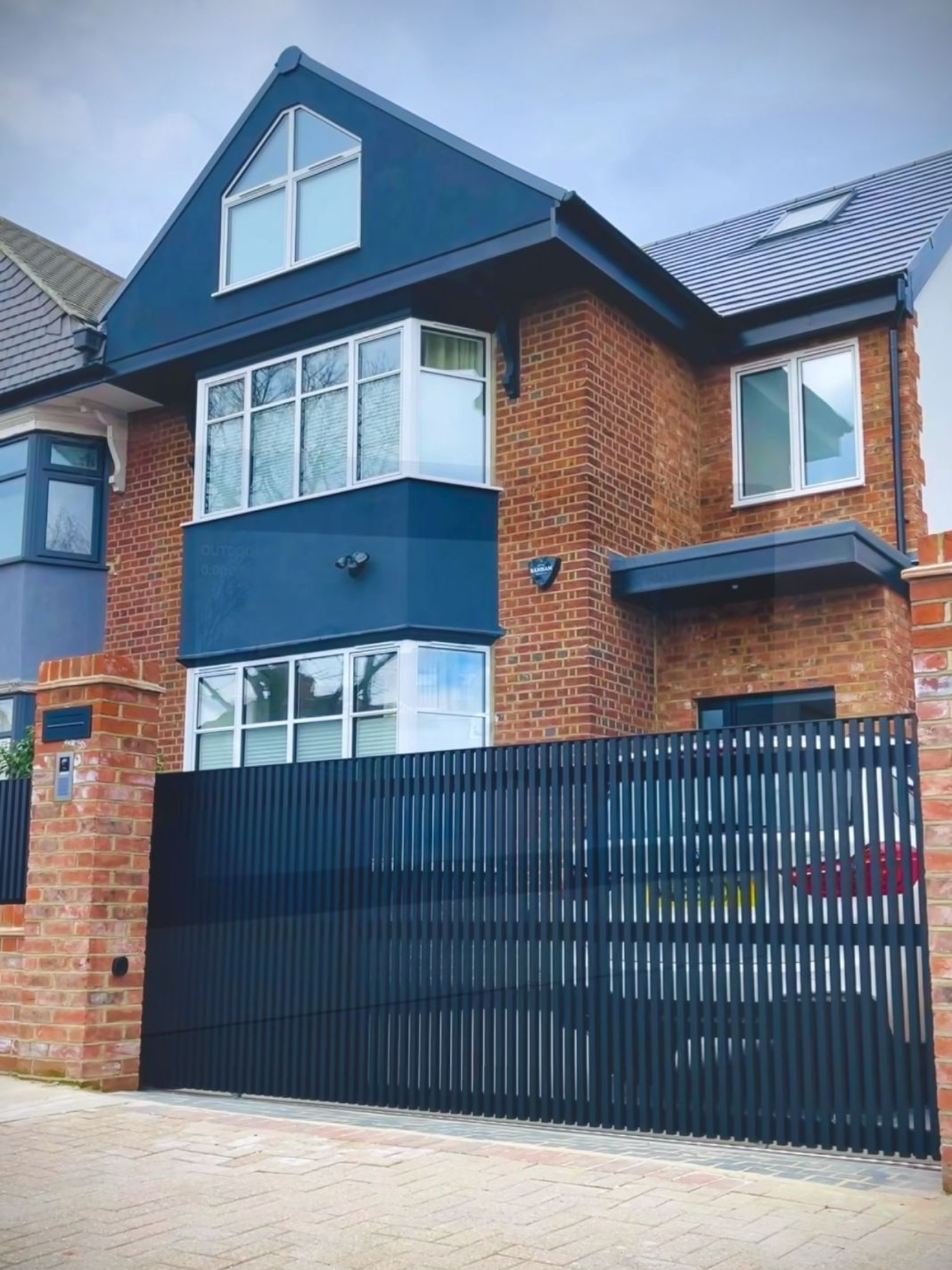 sliding gate in aluminium grey